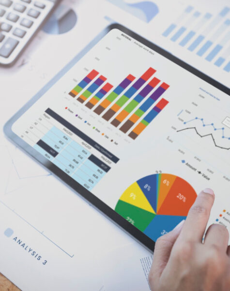 empresária-usando-tablet-analysis-graph-empresa-financeira-estratégia-estatísticas-sucesso-conceito-planejamento-futuro-sala-escritório