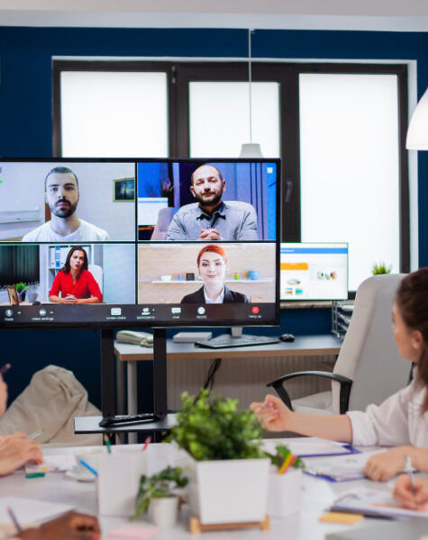 trabalho em equipa-por-grupo-video-chamada-partilhar-ideias-brainstorming-negociar-usar-video-conferência
