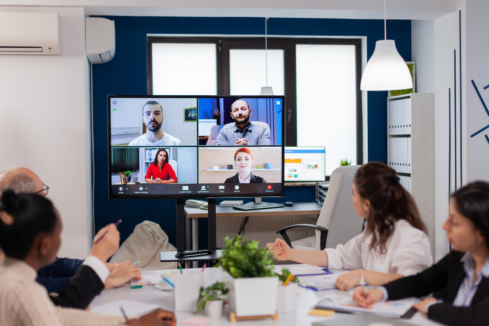 trabalho em equipa-por-grupo-video-chamada-partilhar-ideias-brainstorming-negociar-usar-video-conferência